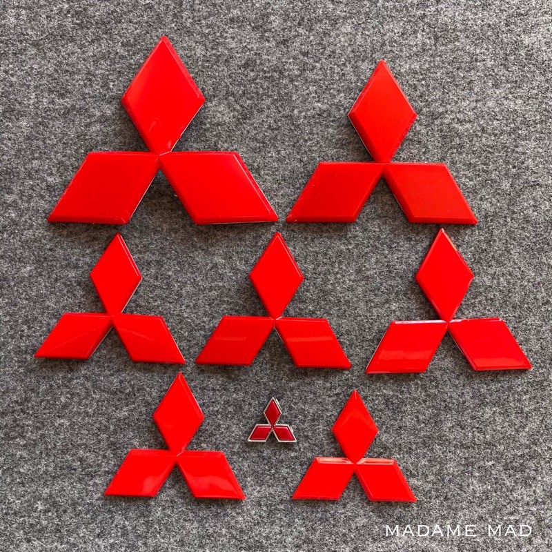 โลโก้ MITSUBISHI สีแดง ต้องแกะของเก่าออกก่อนติดตั้ง ไม่สามารถครอบทับได้