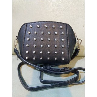 กระเป๋าใบเล็ก crossbody หนังสีดำตกแต่งหมุด มือสอง