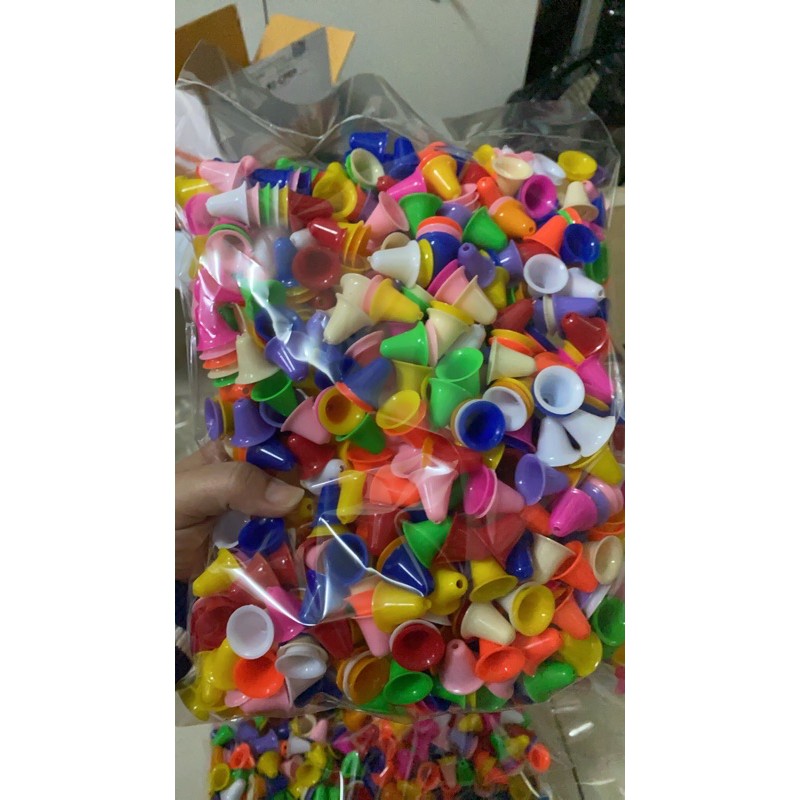 กระดิ่งพลาสติกแบบคละสี 100 ชิ้น 80 บาท