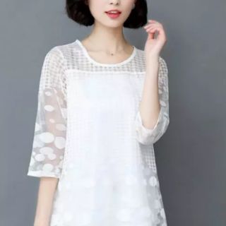 เสื้อผ้าผู้หญิง ทรงเอ #แขนสามส่วน #สีขาว ผ้าตาข่ายทอเป็น #ลายสก๊อต ช่วงบน ทอเป็น #ลายจุด ช่วงล่างชายเสื้อและปลายแขน