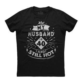 เสื้อยืดแขนสั้น ผ้าฝ้าย ลาย My Husband Is Stil Hot 40th สีดํา สําหรับผู้ชาย CNijnd88HIbacj84Size S-5XL