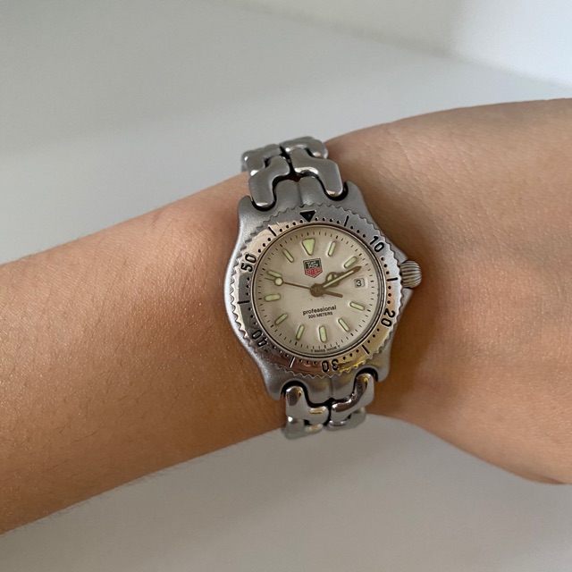 นาฬิกา Tag Heuer  ก้างปลาหน้าขาว lady size ใส่ได้ถึงข้อมือ 16cm กันน้ำลึก 200m ของแท้ค่ะ