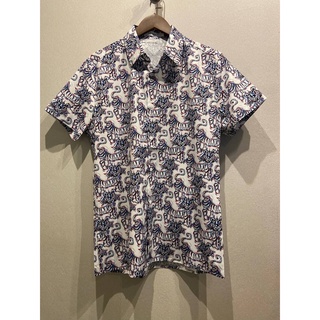 CHRISTIAN DIOR AND KENNY SCHARF WHITE AND BLUE SILK TWILL SHORT SLEEVE SHIRT เสื้อเชิ้ตคอปกแขนสั้น แบรนด์คริสเตียนดิออร์