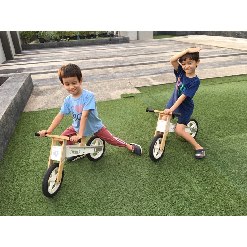 รถจักรยานขาไถ ทำจากไม้ รุ่นยอดนิยม Wooden Wonder Ride on Toddler Balance Bike ยี่ห้อ HAPE มือสอง