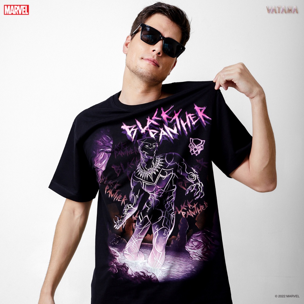 VATANA - เสื้อยืดแขนสั้น สีดำ พิมพ์ลาย Wakada Forever: Black Panther's Power Glow in the dark | Unisex T-Shirt