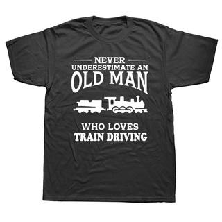 เสื้อยืดแขนสั้น พิมพ์ลาย Never Underestimate An Old Man Loves Railway Train สําหรับผู้ชาย ใส่ขับรถ วันเกิด