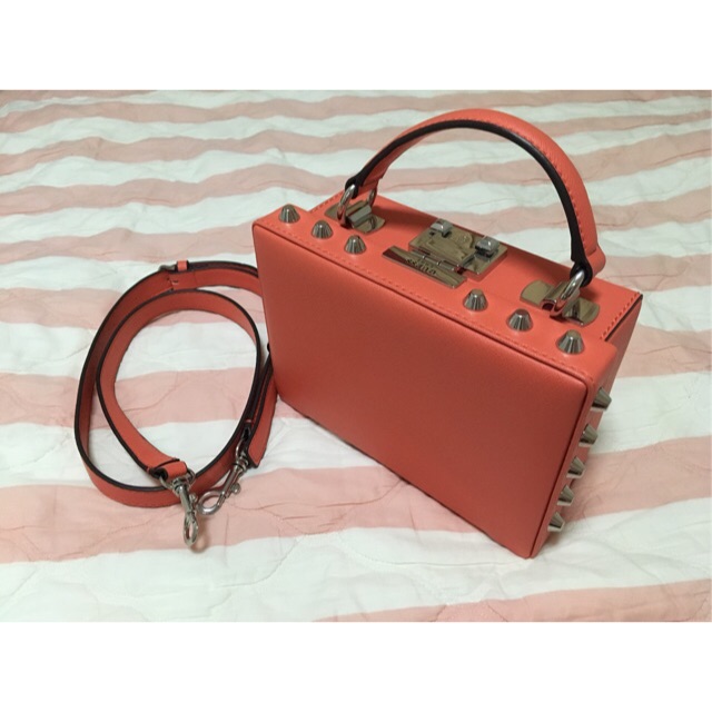 กระเป๋า แท้ Guess trunk bag