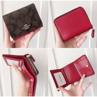 🎀 กระเป๋าสตางค์ 3 พับเล็ก สีน้ำตาล แดง มีช่องใส่เหรียญ COACH 7331 SMALL TRIFOLD WALLET IN SIGNATURE CANVAS