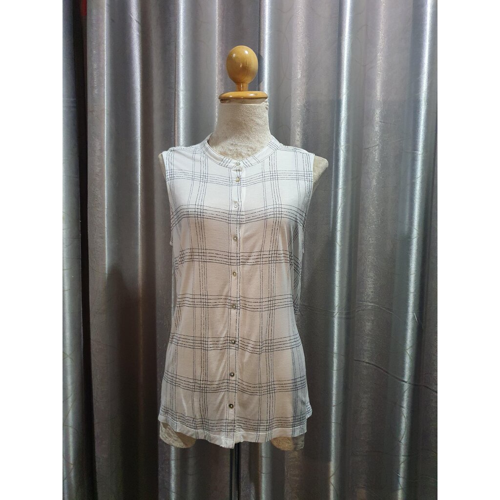 FF05954 เสื้อผ้ามือสอง สีขาว แบรนด์ marks and spencerอก 36-37 นิ้ว