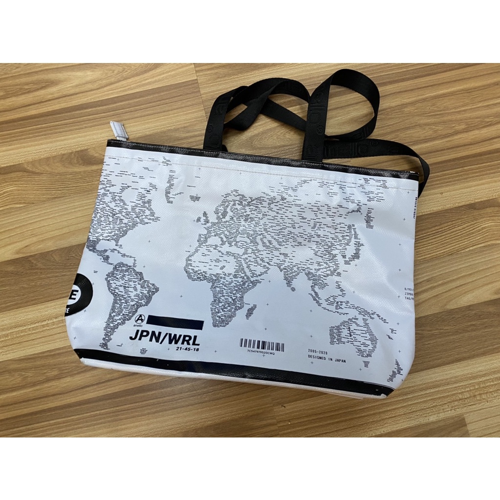 [มือ 2] Anello [แท้100%] กระเป๋าสะพายข้าง กระเป๋าผ้าใบ กันน้ำ ลายแผนที่โลก