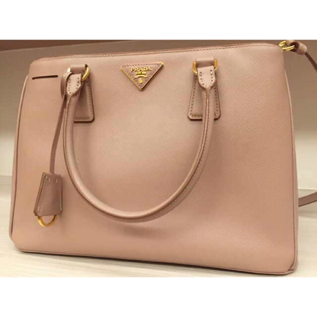 Prada saffiano 30" 1 ซิป