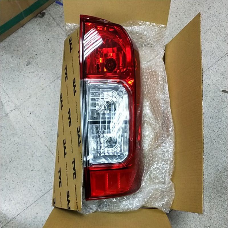 TYC ไฟท้ายนาวาร่า np300/ cab 4d TYC