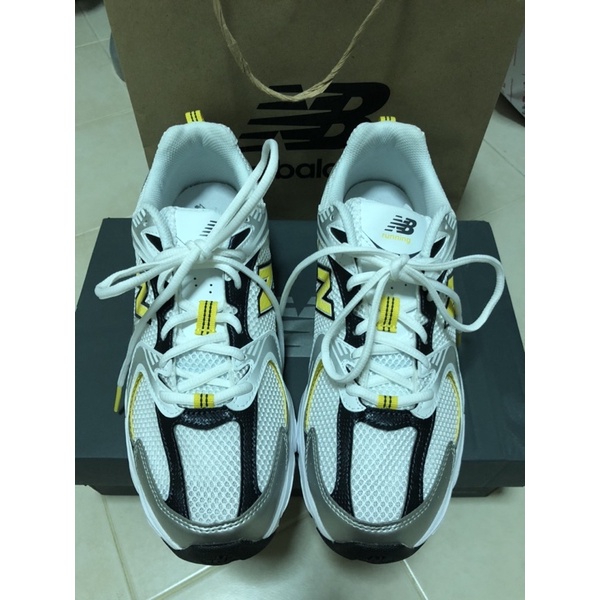 ขายล้ว  New Balance MR530UNX white/yellow⚪️🟡 size:Mens8/UK7.5/EU41.5/CM26 มือ2 ของใช้เองค่ะ แถมถุงเท