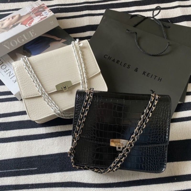 🌈พร้อมส่ง​ 𝐂𝐊 Quilted Chain Strap Clutch-croc💎 CHARLES&KEITH กระเป๋าสะพายข้างสายโซ่หนัง croc