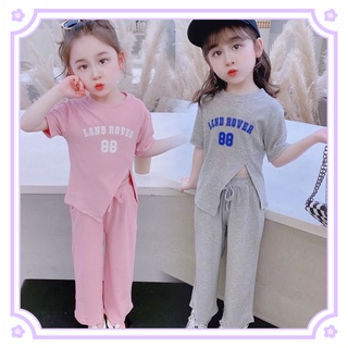 ซัมเมอร์/เซ็ตเด็กผู้หญิง   2022 สาวใหม่แฟชั่นตัวอักษรด้านข้างกรีดแขนสั้นเสื้อยืด + กางเกงบานชุดสองชิ้น  นุ่มสบาย