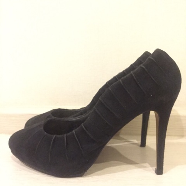 รองเท้าส้นสูงสีดำ Charles&Keith Size 37 แท้มือสอง