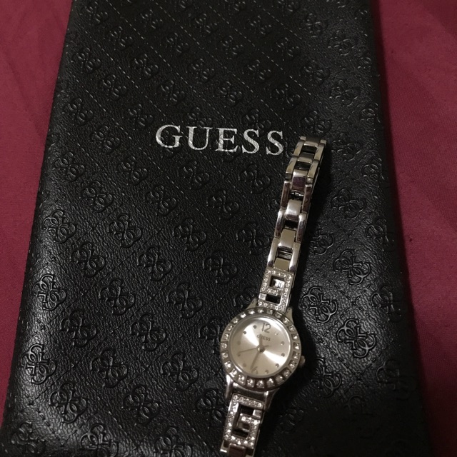 นาฬิกาข้อมือยี่ห้อGuess