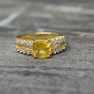 แหวนพลอยบุษราคัมน้ำทองบางกะจะ(Yellow Sapphire) เรือนเงินแท้ 92.5% ชุบทอง ประดับข้างด้วยเพชรCZ เกรดสวยพิเศษจากรัสเซีย