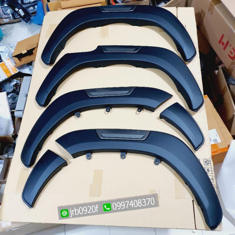 คิ้วล้อ Toyota Revo ดำด้านแถบเทา  ใส่ปี 2015 - 2026  มีทั้งตัวสูงและตัวเตี้ย ใส่แคป / และ 4 ประตู