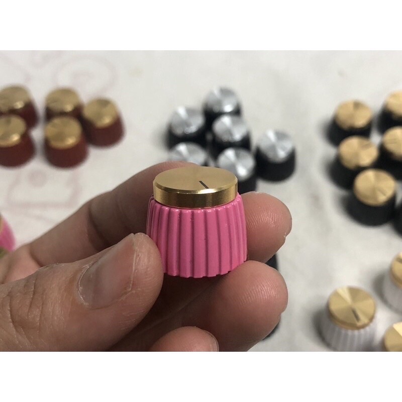 🔥ลูกบิดวอลลุ่มสีจริงครับขนาด20มิลใส่แอมป์จิ๋ว diyที่ย้ายวอลลุ่มแล้ว  ราคา1 ชิ้น มีให้เลือกหลายสี 🔥