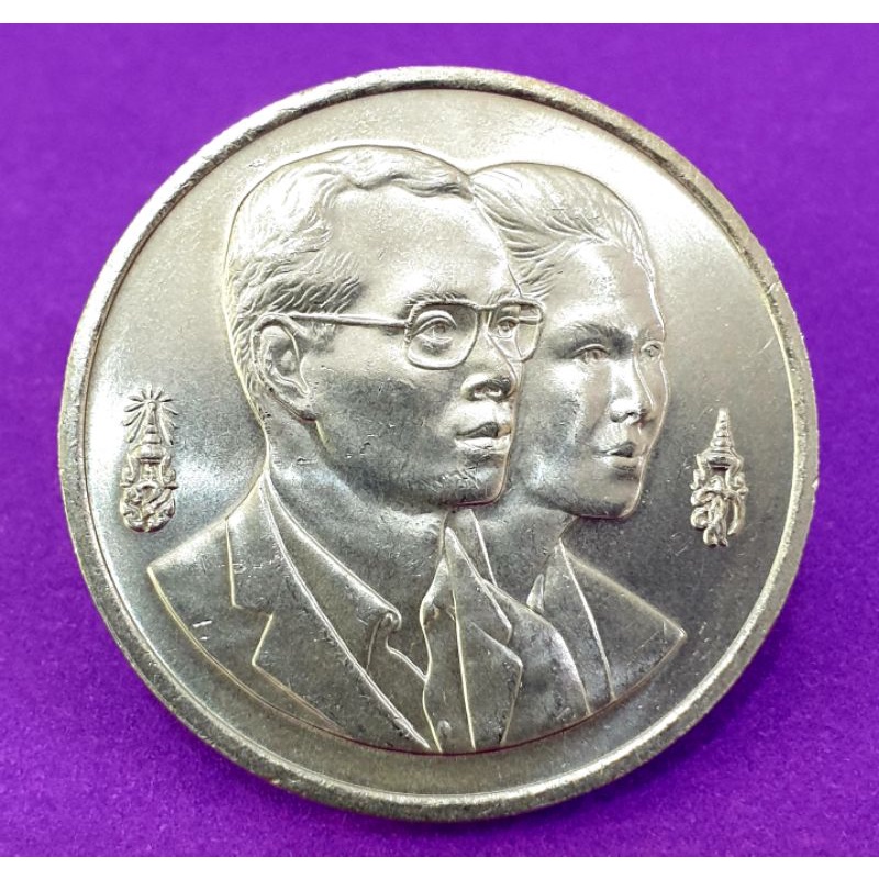 เหรียญ 20 บาทที่ระลึกวาระปีสิ่งแวดล้อมอาเซียน พ. ศ. 2538 เหรียญ unc น้ำทอง พร้อมตลับ ด้านหน้ารัชกาลที่ 9 คู่พระราชินี