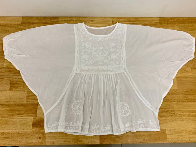 เสื้อขาวคอตตอนปักไหมพรมทรงผีเสื้อ - รูปที่ 4