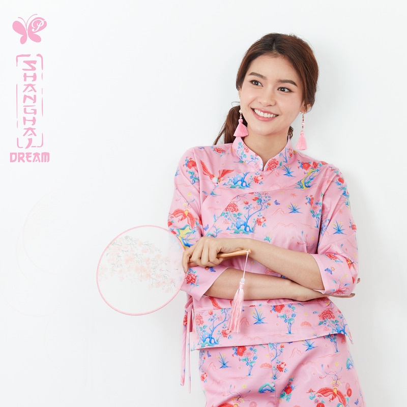 Papillon Woman SD Mandarin Top – Silky Satin เสื้อสไตล์ตรุษจีนพิมพ์ลายหงส์ จากผ้าพรีเมี่ยมคอตตอน 100% ทอในรูปแบบของซาติน