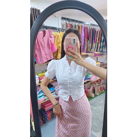 เสื้อมอญประยุกต์ คอตั้งแขนตุ๊กตา งานลูกไม้ทั้งตัว กระดุมหน้า 12 เม็ด งานจริงน่ารักมากค่ะ งานคละลาย( สวยทุกลาย)