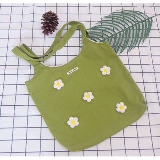 กระเป๋าผ้า flowers Bag สีพื้นประดับดอกเดซี่ไหมพรม