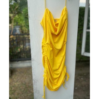 เดรสสายเดี่ยวสีเหลืองรูดข้าง