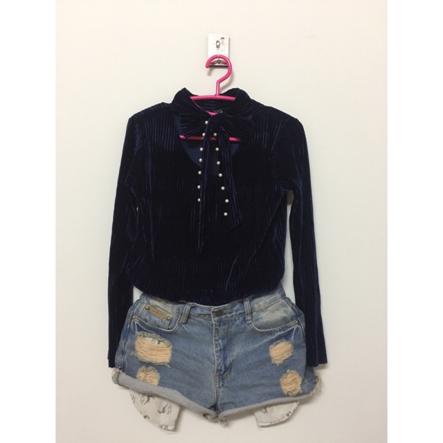 เสื้อคอผูกโบว์ ติช่า เดอะเฟส เคยใส่ถ่าย story IG