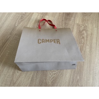 ถุงใบกลาง หูเป็นยาง จึงใส่ของหนักได้ ของ Camper ใส่กล่องรองเท้าได้ 1 กล่อง