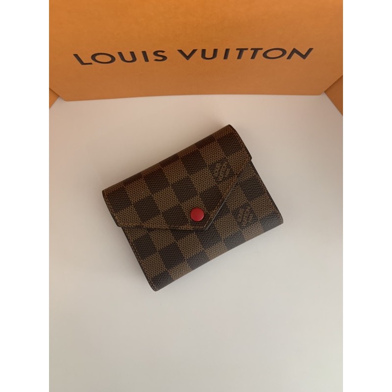 (ผ่อน0%) กระเป๋าสตางค์ Louis Vuitton LV Victorine Wallet  DC21 ลาย damier ตารางสีน้ำตาล