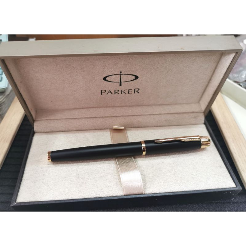 ปากกา​ #PARKER สีดำด้านแหนบทอง ไส้​ rollerball เขียนได้ลื่น​ เส้นคมชัด