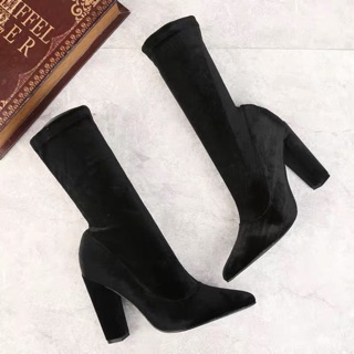 รองเท้าบูทส้นสูงข้อสั้นหนังกลับสีดำ High heel ankle boot in black