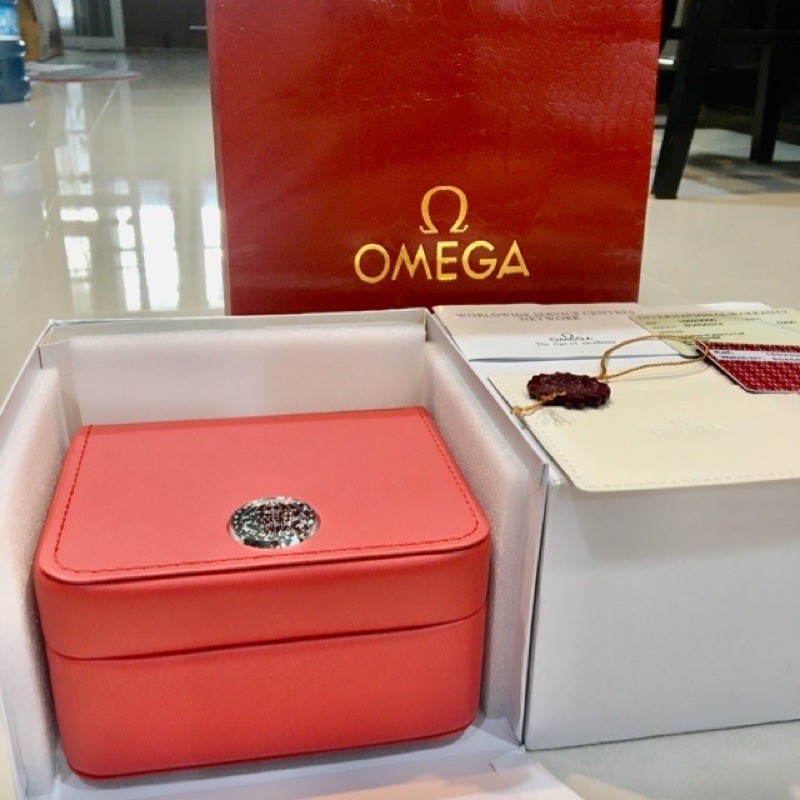 กล่องนาฬิกา Omega   กล่องหนังสีแดง