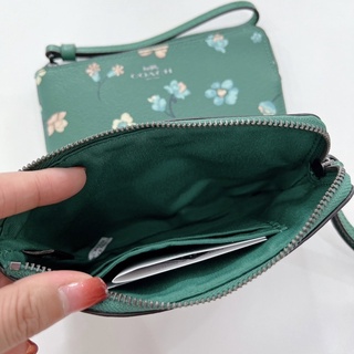 🎀 คล้องมือ 1S ลายดอกไม้ Coach C8701 Corner Zip Wristlet