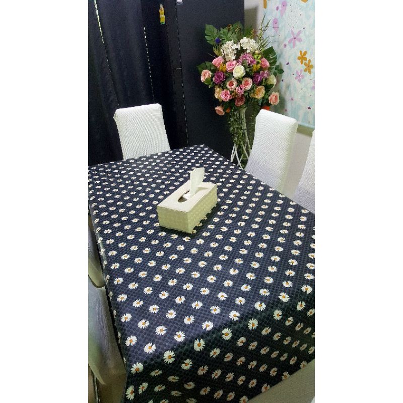#ผ้าปูโต๊ะ ลายดอกเดซี่ พื้นสีดำ ทำความสะอาดง่าย กันน้ำ กันร้อนได้ดี ขนาด 1.4m x 2m