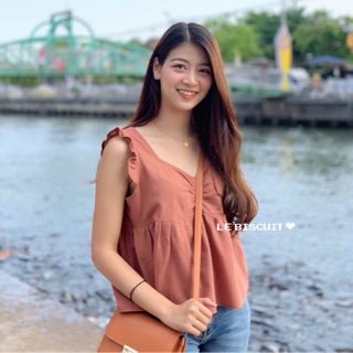 เสื้อทรงแขนตัดแต่งระบายแขน