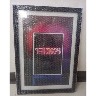 โปสเตอร์วงดนตรี The 1975 พร้อมเข้ากรอบ