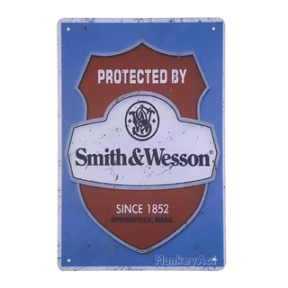 ป้ายสังกะสีวินเทจ Protected By Smith &amp; Wesson