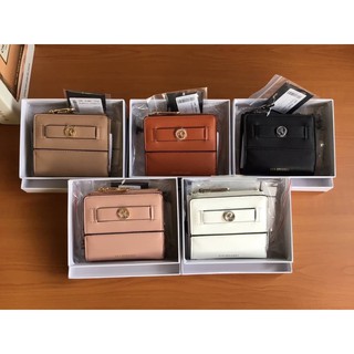 กระเป๋าสตางค์แบบสั้น พับ 2 LYN HARDY WALLET ด้านหน้าประดับโลโก้แบรน์พกพาความเรียบง่าย