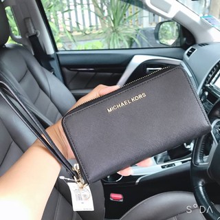 กระเป๋าสตางค์ ซิปรอบ หนังแท้สีดำ MICHAEL KORS JET SET TRAVEL LARGE FLAT MF PHONE CASE WALLET 35F8GTVW7L