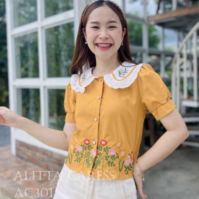 ALITTA​ CARESS : AC301 เสื้อสีเหลืองมัสตาร์ด ปกขาวปักดอกไม้ น่ารักมากๆ กุ้นตะเข็บวงแขนให้เรียบร้อย