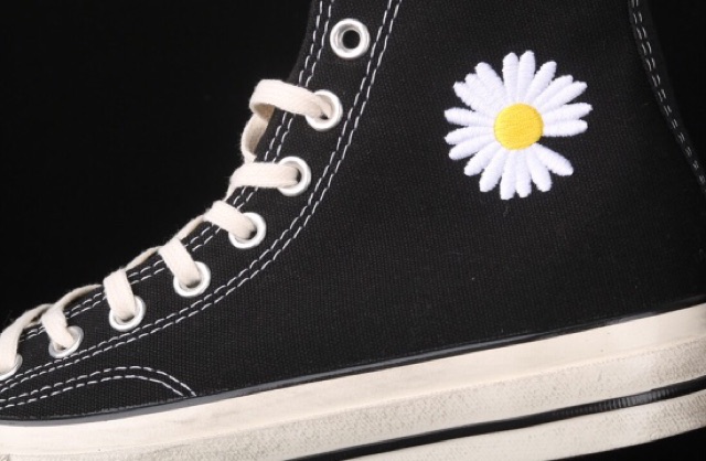 black daisy converse