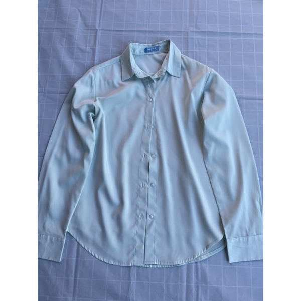 เสื้อเชิ้ต สีเขียว ผ้าลื่นๆ Besico มือ1 แค่ซัก