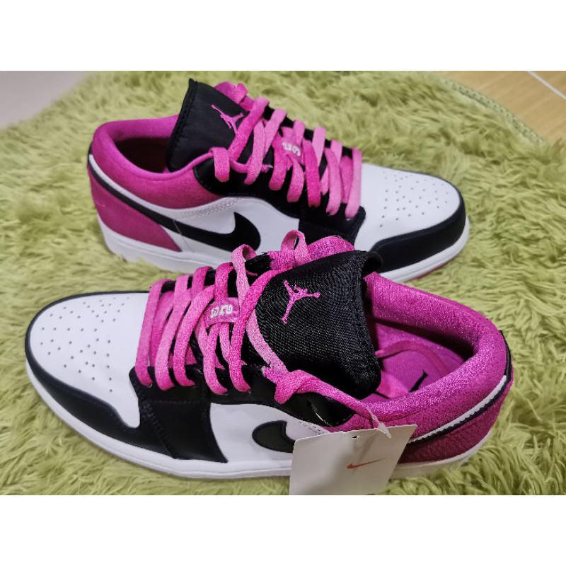 NIKE AIR JORDAN 1 LOW SE /BLACK/BLACK-ACTIVE FUCHSIA