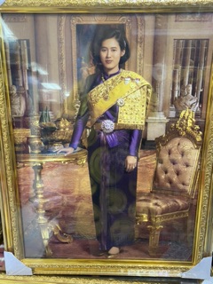 กรอบรูปทอง 15x20นิ้ว พระเทพฯ พร้อมส่งค่ะ