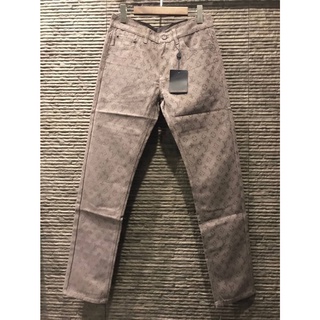 LOUIS VUITTON MONOGRAM PRINT DENIM JEANS กางเกงยีนส์ขากระบอกเล็ก แบรนด์หลุยส์วิตตอง ลายปริ้นท์ตัวหนังสือ LV โมโนแกรม