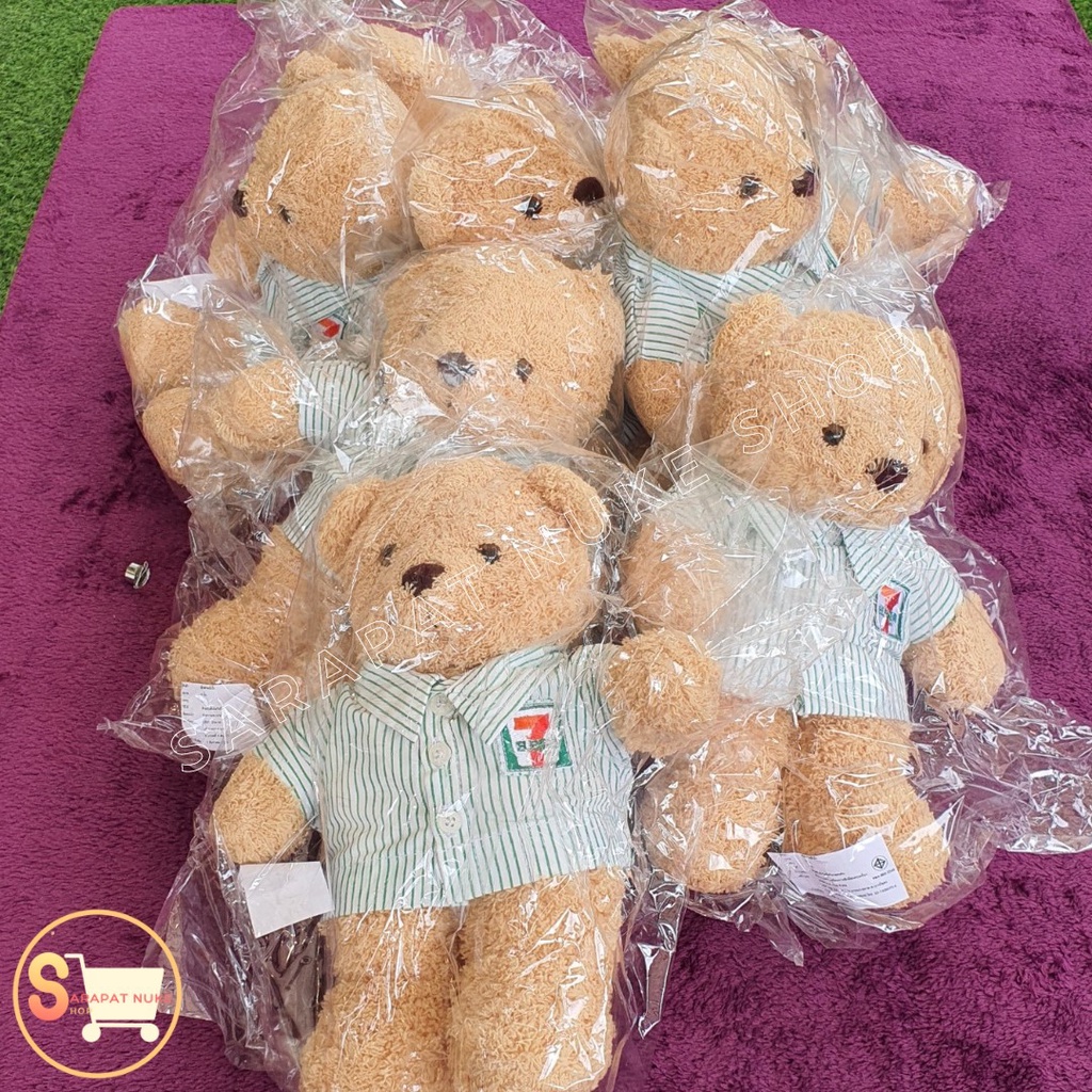 *พร้อมส่ง* ตุ้กตาหมีสีน้ำตาลหัดนั่ง ใส่เสื้อพนักงาน  7-11 น่ารักน่ากอดสุดๆ : พรีเมี่ยมเซเว่น / แลกแส